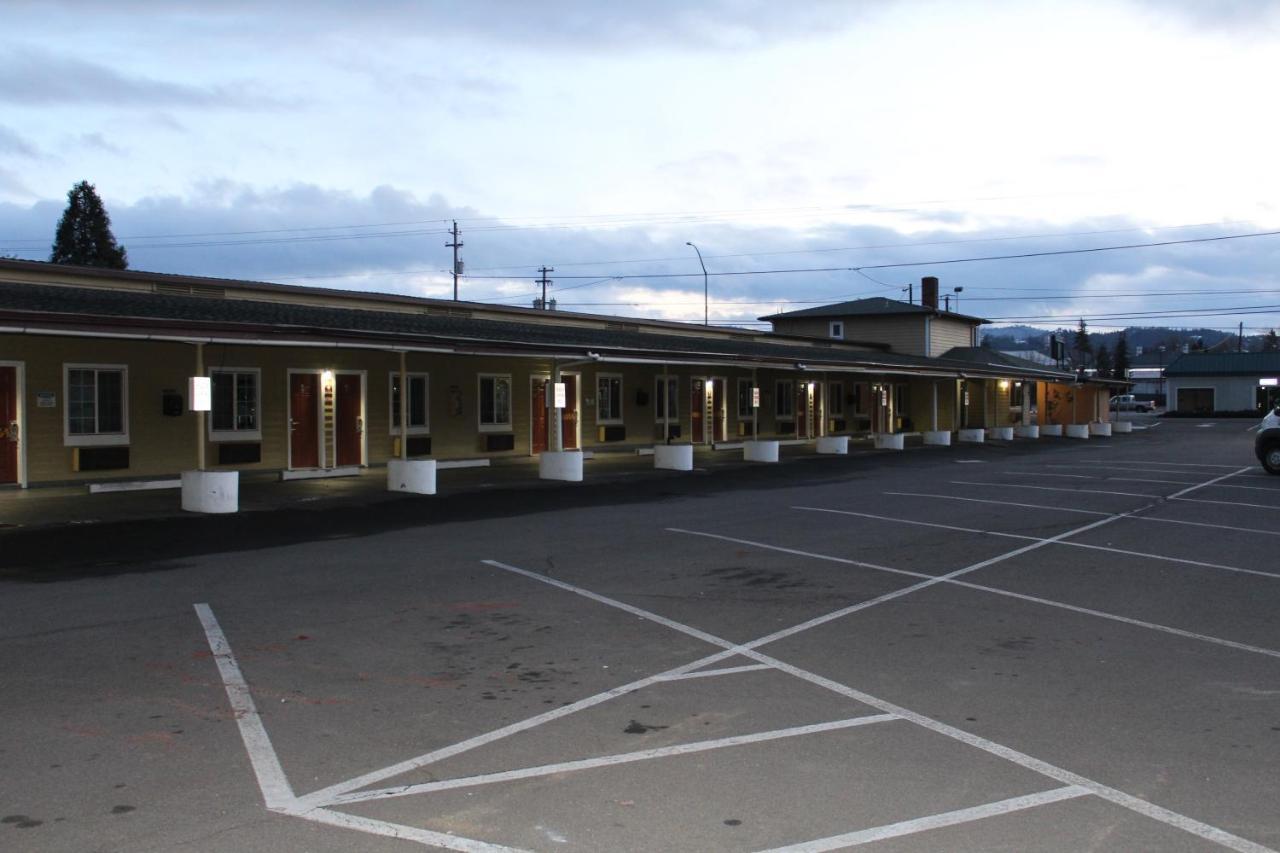 Rodeway Inn Medford South I-5 Exterior photo